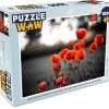 PuzzleWow Puzzel Wilde Rode Klaprozen In Een Groot Veld Met Een Zwart Witte Achtergrond - Legpuzzel - Puzzel 1000 Stukjes Volwassenen - Sinterklaas Cadeautjes - Sinterklaas Voor Grote Kinderen