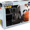 PuzzleWow Puzzel Zwart Wit Basketbalspeler Met Een Oranje Basketbal - Legpuzzel - Puzzel 1000 Stukjes Volwassenen - Sinterklaas Cadeautjes - Sinterklaas Voor Grote Kinderen