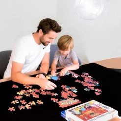 Puzzlup 3000 - XXL Puzzelmat Neopreen - Zelfsluitend En Antislip - Portapuzzle Met Luxe Opbergtube - Tot En Met 3000 Stukjes - 95 X 150 Cm 23 Puzzlup 3000 - XXL Puzzelmat Neopreen - Zelfsluitend En Antislip - Portapuzzle Met Luxe Opbergtube - Tot En Met 3000 Stukjes - 95 X 150 Cm -Puzzels Verkoop 550x550 70